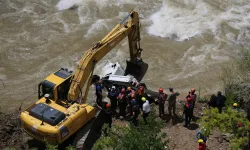 Çoruh Nehri'ne Uçan Kamyonet Çıkarıldı, Kayıp Baba ve Oğul Aranıyor