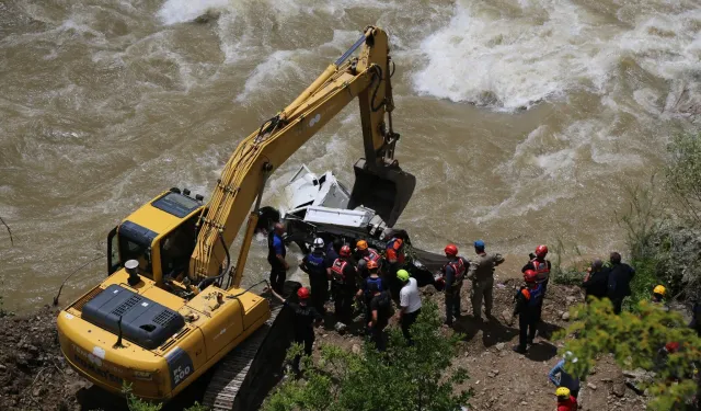 Çoruh Nehri'ne Uçan Kamyonet Çıkarıldı, Kayıp Baba ve Oğul Aranıyor