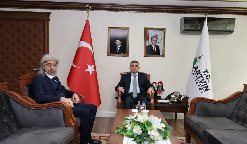 Artvin Valisi Dr. Turan Ergün, Gazeteci Nurbay Usta’yı Makamında Kabul Etti