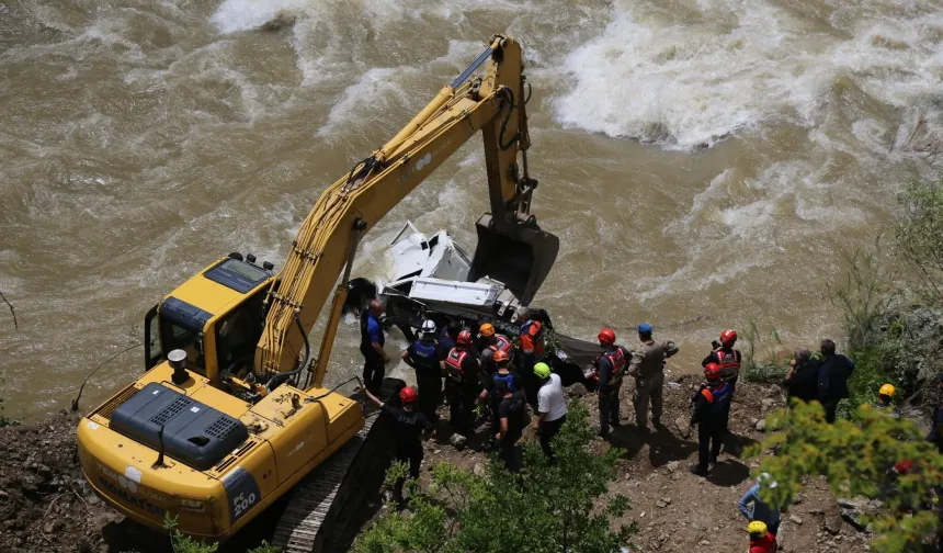 Çoruh Nehri'ne Uçan Kamyonet Çıkarıldı, Kayıp Baba ve Oğul Aranıyor