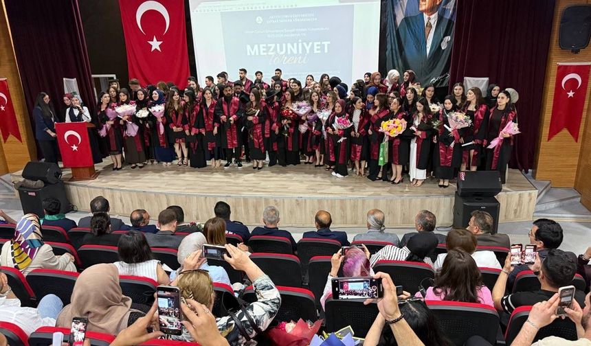 Şavşat Meslek Yüksekokulu’nda Mezuniyet Coşkusu